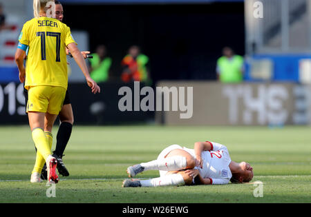 L'Inghilterra del Beth Mead giace ferito sul passo durante il FIFA Coppa del Mondo Donne terzo posto Play-Off allo Stade de Nice, Nice. Foto Stock