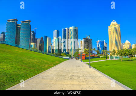 Doha, Qatar - 20 Febbraio 2019: il paesaggio del nuovo Sheraton Park e il West Bay complesso in West Bay, Doha Downtown. Banche, uffici e ministeri e Foto Stock