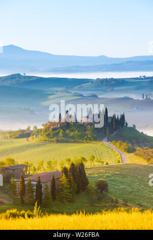 Siena, Italia - 02 Maggio, 2019: un paesaggio iconico in Val d'Orcia, Toscana, in primavera a sunrise. Foto Stock