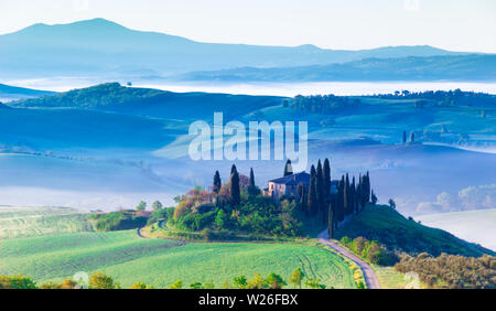 Siena, Italia - 02 Maggio, 2019: un paesaggio iconico in Val d'Orcia, Toscana, in primavera a sunrise. Foto Stock