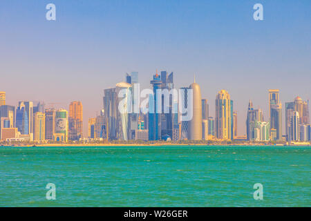 Doha, Qatar - 20 Febbraio 2019: il lungomare di Doha West Bay skyline con il Qatar International Exhibition Centre, Torre di Doha, Salam Tower, il commercio mondiale Foto Stock