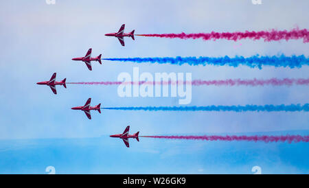 Swansea, South Wales, Regno Unito. 6 luglio 2019 la RAF frecce rosse nella foto è pieno volo sulla Baia di Swansea in Galles del Sud, Regno Unito, come essi prendono parte in Galles 2019 Airshow, che richiama migliaia di persone a guardare il display team riempire i cieli con le loro abilità di acrobazia aerea. Robert Melen/Alamy Live News. Foto Stock