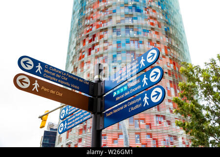 Barcellona, Spagna - 05 Settembre 2018: La Torre Glories, precedentemente noto come Torre Agbar e alcuni cartelli stradali in Barcellona, Spagna Foto Stock
