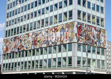 Mosaico di realismo socialista su un edificio degli anni '1960, Berlin Haus des Lehrers Germania Foto Stock