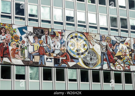 Mosaico di realismo socialista su un edificio degli anni sessanta, Haus des Lehrers, nel quartiere Mitte di Berlino, Germania Foto Stock