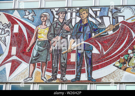 Mosaico di arte realistica socialista su un edificio del 1960 opere di Walter Womacka sulla facciata Haus des Lehrers, Berlino Germania arte comunista propaganda DDR Foto Stock