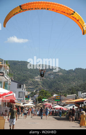 I villeggianti parapendio in Oludeniz, Turchia. Foto Stock