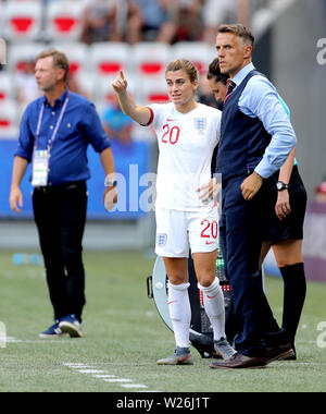 L'Inghilterra del Karen Carney parla di Inghilterra head coach Phil Neville come lei si accende come un sostituto per Nikita Parris durante il FIFA Coppa del Mondo Donne terzo posto Play-Off allo Stade de Nice, Nice. Foto Stock