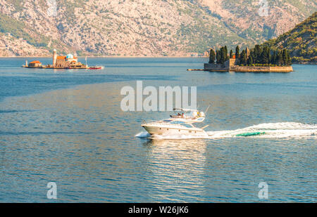 Vista di Boka Kotorska Bay, montagne balcaniche, Cattolica e monasteri ortodossi sulle isole. Foto Stock