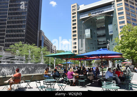 DETROIT, MI / STATI UNITI D'America - 30 giugno 2019: ai visitatori di rilassarsi presso il Campus Martius park. Foto Stock