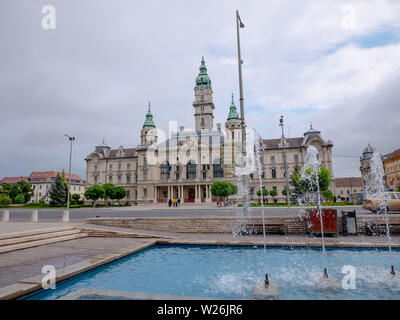 Gyor Ungheria 05 07 2019 il municipio di Gyor con la fontana. Foto Stock