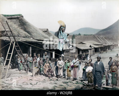 [ 1890 Giappone - Street Performer ] - artisti di strada su una strada del villaggio. Xix secolo albume vintage fotografia. Foto Stock