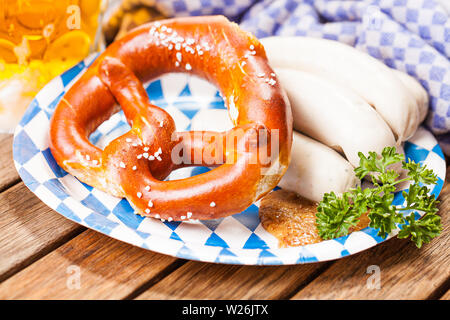 Pretzel e salsiccia bianca in stile bavarese piatti sulla tavola di legno Foto Stock