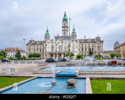 Gyor Ungheria 05 07 2019 il municipio di Gyor con la fontana. Foto Stock