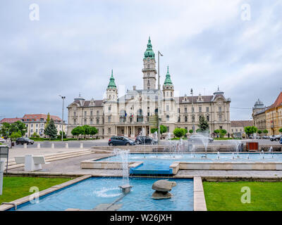 Gyor Ungheria 05 07 2019 il municipio di Gyor con la fontana. Foto Stock