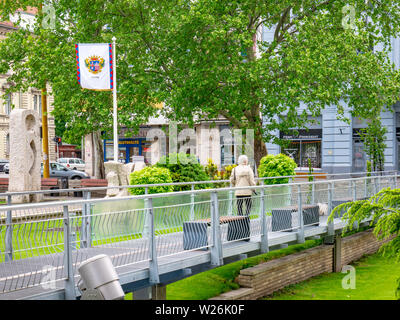 Gyor Ungheria 05 07 2019 recentemente completato la passerella sopra la fontana di fronte al municipio di Gyor. Foto Stock