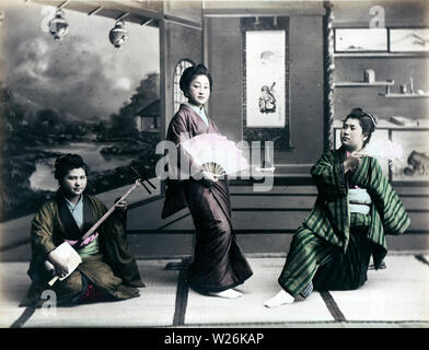 [ 1890 Giappone - Geisha esecuzione ] - tre donne in kimono e acconciature tradizionali eseguire una danza azienda ventilatori. La donna a sinistra è la riproduzione del shamisen. Xix secolo albume vintage fotografia. Foto Stock