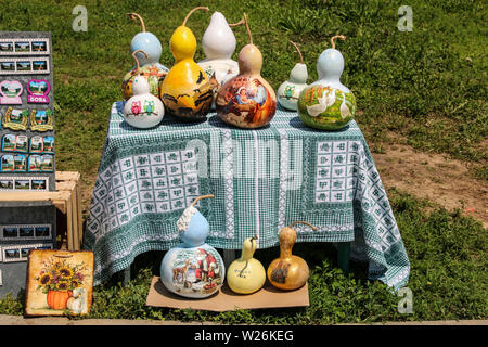 NOVI SAD SERBIA- Giugno 07, 2019: tradizionale souvenir serba sono venduti all'aperto in Fruska Gora National Park, Vojvodina, Serbia Foto Stock