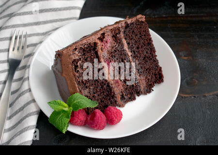 Fetta di cioccolato torta al lampone Foto Stock