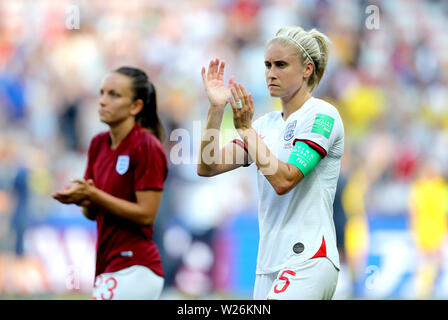 L'Inghilterra del Steph Houghton applaude i tifosi alla fine della FIFA Coppa del Mondo Donne terzo posto Play-Off allo Stade de Nice, Nice. Foto Stock