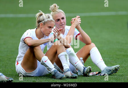 L'Inghilterra del Steph Houghton (sinistra) e Alex Greenwood alla fine della FIFA Coppa del Mondo Donne terzo posto Play-Off allo Stade de Nice, Nice. Foto Stock