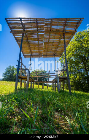 Costruiti a mano per picnic e visualizzazione di shelter - Francia. Foto Stock