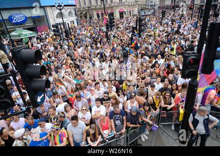 Londra, Regno Unito. 6 luglio 2019. Piccadilly Circus è un luogo popolare per guardare l'orgoglio in parata London Pass con persone che salgono il semaforo e la statua di Eros che per ottenere una buona vista su Sabato, Jul. 6, 2019. Foto di Julie Edwards- Credito: Julie Edwards/Alamy Live News Foto Stock