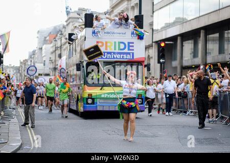 Londra, Regno Unito. 6 luglio 2019. La NBC Universal bus si avvicina alla fine del Pride a Londra Parade rotta su Sabato, Jul. 6, 2019. Foto di Julie Edwards- Credito: Julie Edwards/Alamy Live News Foto Stock