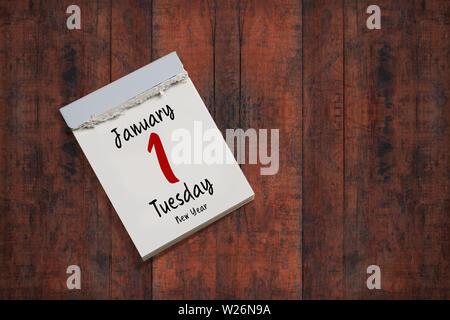 Lo strappo del calendario con 1 gennaio 2019 su sfondo di legno Foto Stock