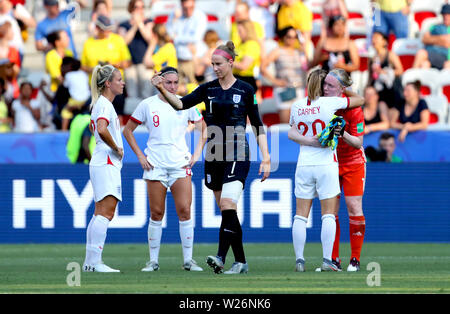 In Svezia il portiere Hedvig Lindahl abbracci l'Inghilterra del Karen Carney alla fine della FIFA Coppa del Mondo Donne terzo posto Play-Off allo Stade de Nice, Nice. Foto Stock