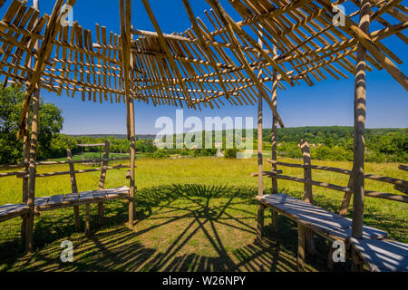 Costruiti a mano per picnic e visualizzazione di shelter - Francia. Foto Stock