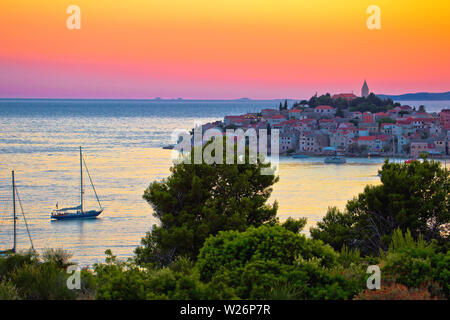 Adriatico destinazione turistica di Primosten arcipelago vista al tramonto, Dalmazia, Croazia Foto Stock