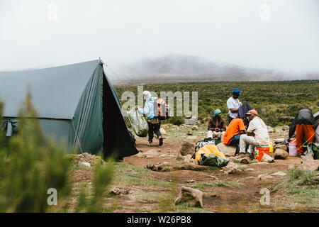 Ora di pranzo a Shira 1 Camp sulla strada verso la cima del Monte Kilimanjaro in Tanzania Foto Stock