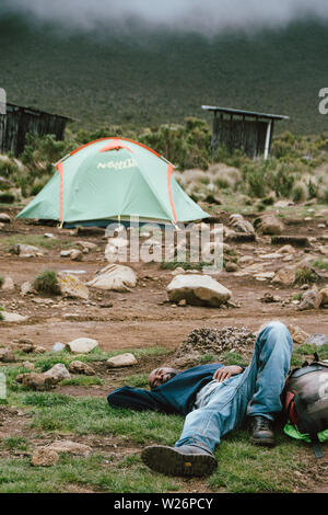 Avendo un resto sulla strada verso la cima del Monte Kilimanjaro in Tanzania Foto Stock