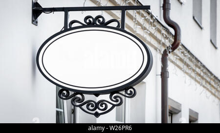 Mock up. Vuoto cartello tondo sulla classica architettura building. Foto Stock