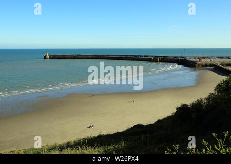 Vista del porto di Folkestone braccio e Sunny sands beach da usura Bay Road, Folkestone, Kent, Regno Unito Foto Stock