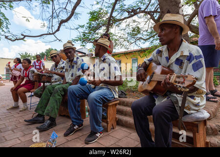 Trinidad, Cuba - Giugno 6, 2019: una band di musicisti che giocano per le strade di una piccola città cubane durante una vivace giornata di sole. Foto Stock