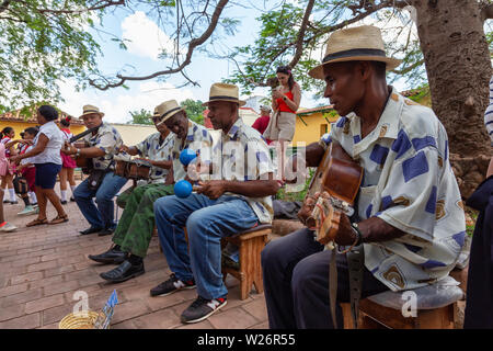 Trinidad, Cuba - Giugno 6, 2019: una band di musicisti che giocano per le strade di una piccola città cubane durante una vivace giornata di sole. Foto Stock