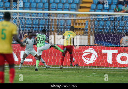 Alessandria, Egitto. 6 luglio 2019. La Francia luglio 6, 2019: Stephane Cedric Bahoken del Camerun scoring per 1-1 durante il 2019 African Cup delle Nazioni match tra Camerun e Nigeria alla Alexanddria Stadium in Alessandria, Egitto. Ulrik Pedersen/CSM. Foto Stock