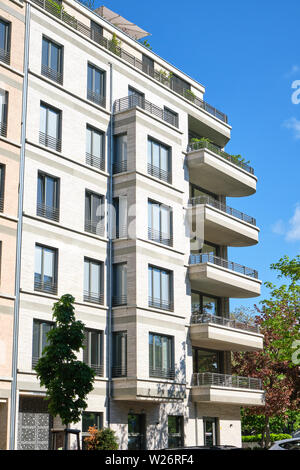 Moderno tenement house visto a Berlino, Germania Foto Stock