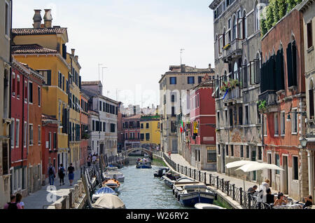 Vista sud sul Rio (canale) Marin, visto dal Ponte di Cappello, in Santa Croce Sestiere, una delle zone più vivaci della città Foto Stock