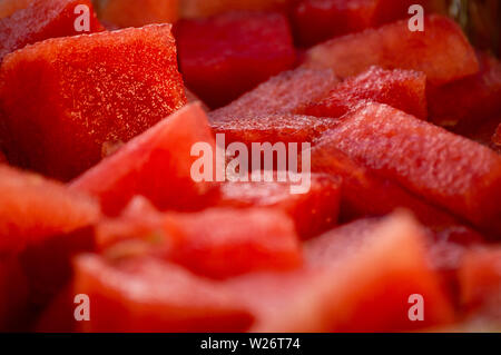 Una chiusura di succosa anguria rosso frutto che è stato tagliato a pezzetti i cubi. Foto Stock