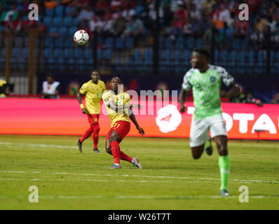 Alessandria, Egitto. 6 luglio 2019. La Francia luglio 6, 2019: Stephane Cedric Bahoken del Camerun passando la palla durante il 2019 African Cup delle Nazioni match tra Camerun e Nigeria alla Alexanddria Stadium in Alessandria, Egitto. Ulrik Pedersen/CSM. Foto Stock