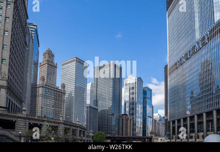 Stati Uniti d'America, Chicago, Illinois. Maggio 10, 2019. Cityscape, giornata di primavera. Chicago city edifici alti, Trump Tower, cielo blu sullo sfondo Foto Stock