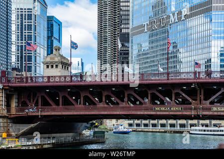 Stati Uniti d'America, Chicago, Illinois. Maggio 10, 2019. Trump Tower su Michigan Avenue bridge, edifici alti, giornata di primavera. cielo blu sullo sfondo Foto Stock