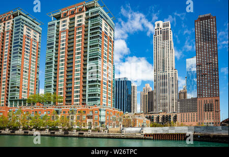 Stati Uniti d'America, Chicago, Illinois. Maggio 10, 2019. Cityscape, giornata di primavera. Chicago city waterfront edifici alti sul fiume canal, cielo blu sullo sfondo Foto Stock