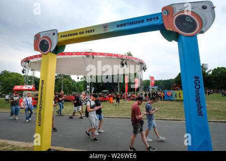 Dortmund, Germania, luglio 06, 2019: i giocatori partecipare Pokemon Go Fest a Dortmund Westfalenpark sulla luglio 06, 2019. Gioco Mobile Developer Niantic terrà quattro giorni di Pokemon Go Fest di Dortmund dal giovedì alla domenica, con migliaia di giocatori che parteciperanno all'evento - POKEMON VAI Festival im Dortmunder Westfalenpark vom 4.7. bis 7.7.2019. Dortmund, Deutschland Foto Stock