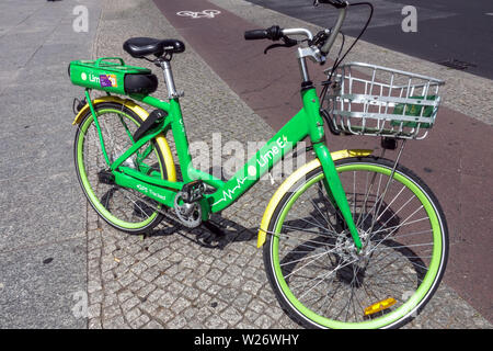 Noleggio bici elettriche di calce, Berlino Germania Foto Stock