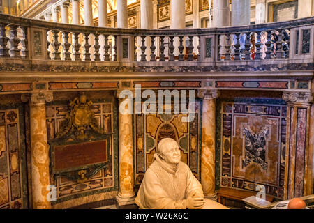 Il Papa prega statua tomba la Basilica di Santa Maria Maggiore a Roma Italia. Una delle 4 basiliche papali, costruito 422-432, costruita in onore della Vergine Maria, divenne Papa Foto Stock