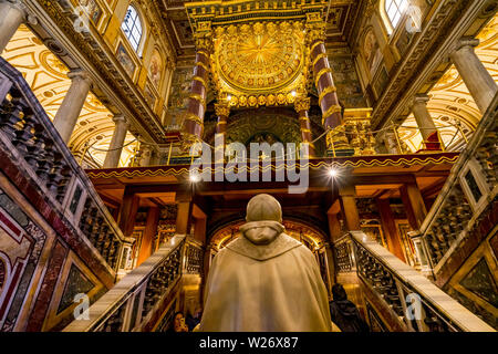 Il Papa prega statua tomba la Basilica di Santa Maria Maggiore a Roma Italia. Una delle 4 basiliche papali, costruito 422-432, costruita in onore della Vergine Maria, divenne Papa Foto Stock